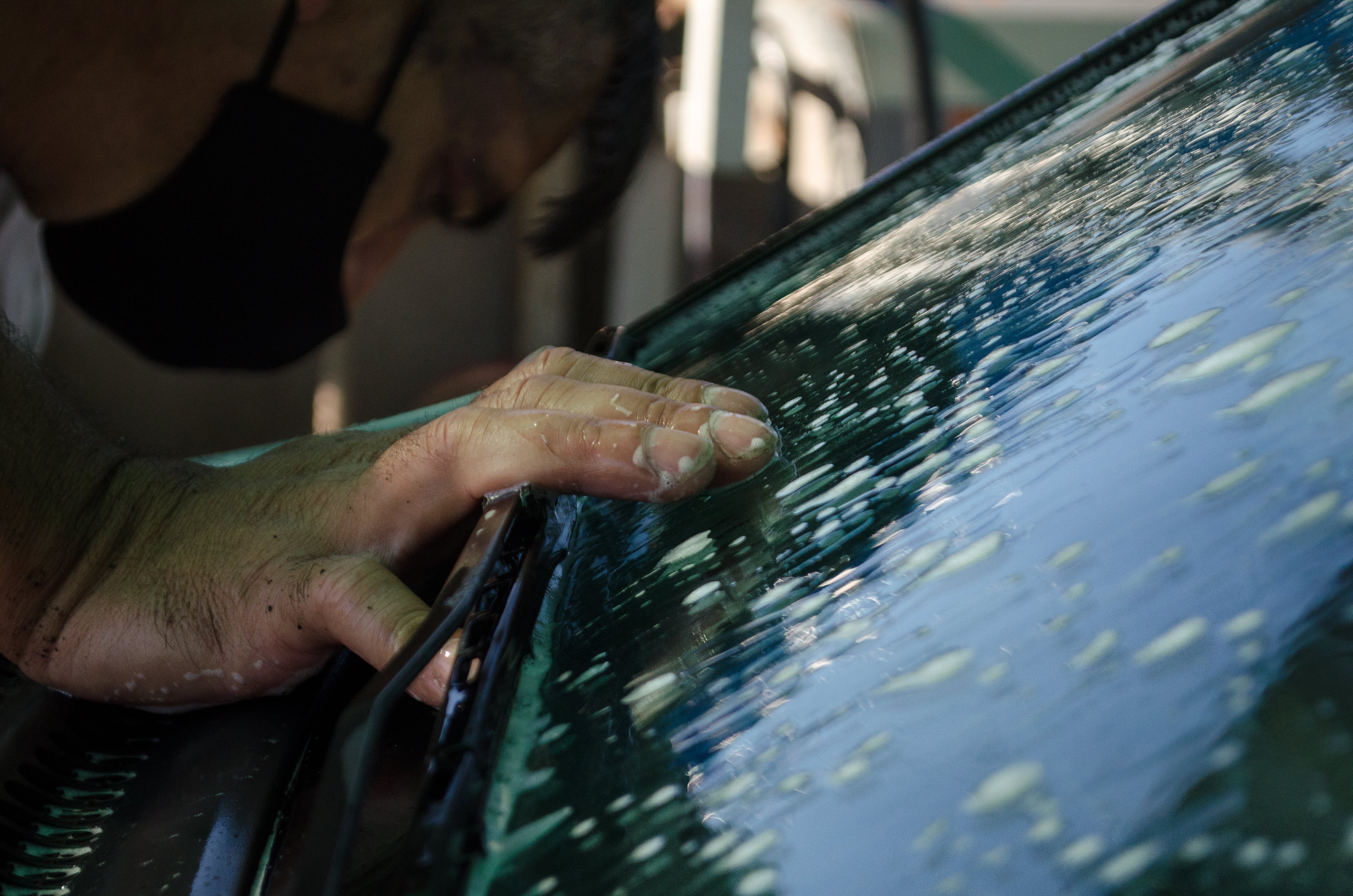 "Hay autos que son más fáciles de lavar, por su forma, básicamente. Otros, como el Fiat Cronos, tienen un plano complicado hacia los zócalos, que es donde más se ensucia cualquier auto. Pero estamos atentos y observamos que quede bien", cuenta Gustavo.