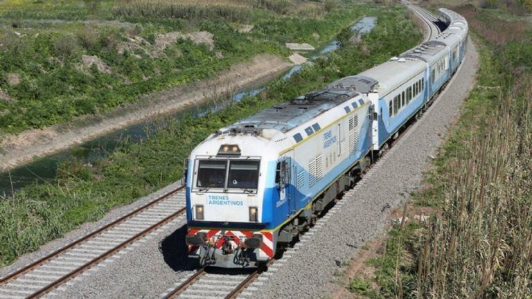 El ferrocarril vuelve a llenar de vida las estaciones de algunos pueblos mendocinos.