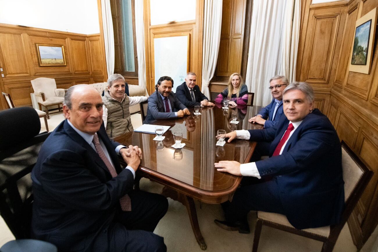 Casa Rosada. Martín Llaryora se reunió con Guillermo Francos, Karina Milei, Luis Caputo, Gustavo Spaenz, Raúl Jalil y Osvaldo Jaldo. (X / @GAFrancosOk)