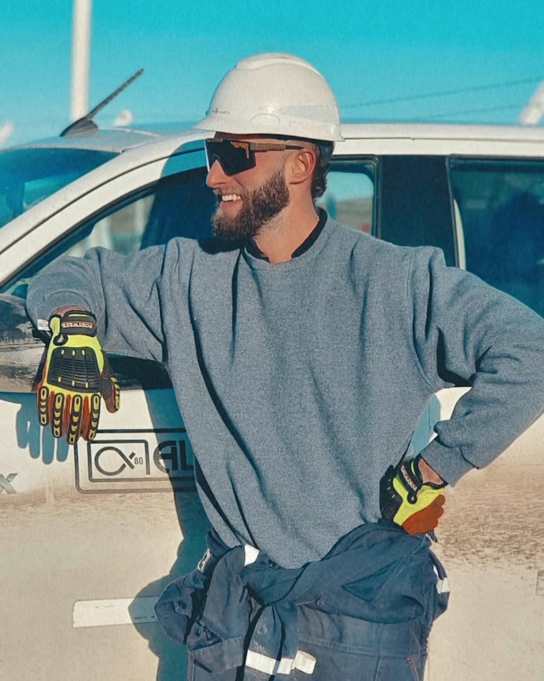 El joven trabaja en las petroleras.