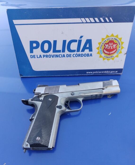 En el procedimiento se secuestró una pistola calibre 45.