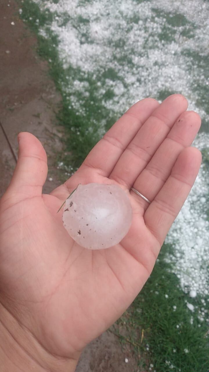 Piedra de gran tamaño cayó sobre el departamento de San Rafael esta tarde. Gentileza