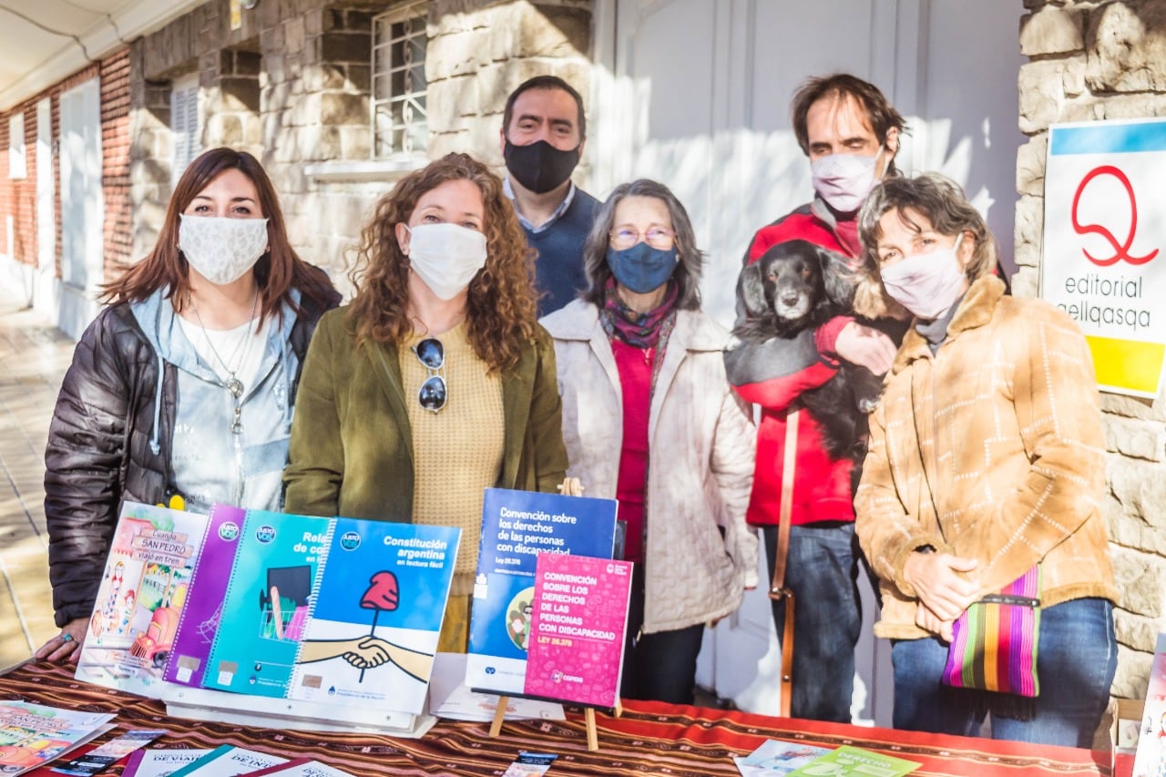 El grupo en la presentación del libro adaptado de Liliana Bodoc.