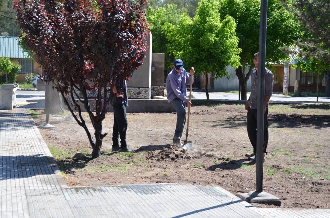 Obras en la plaza y el centro cívico en Rama Caída.