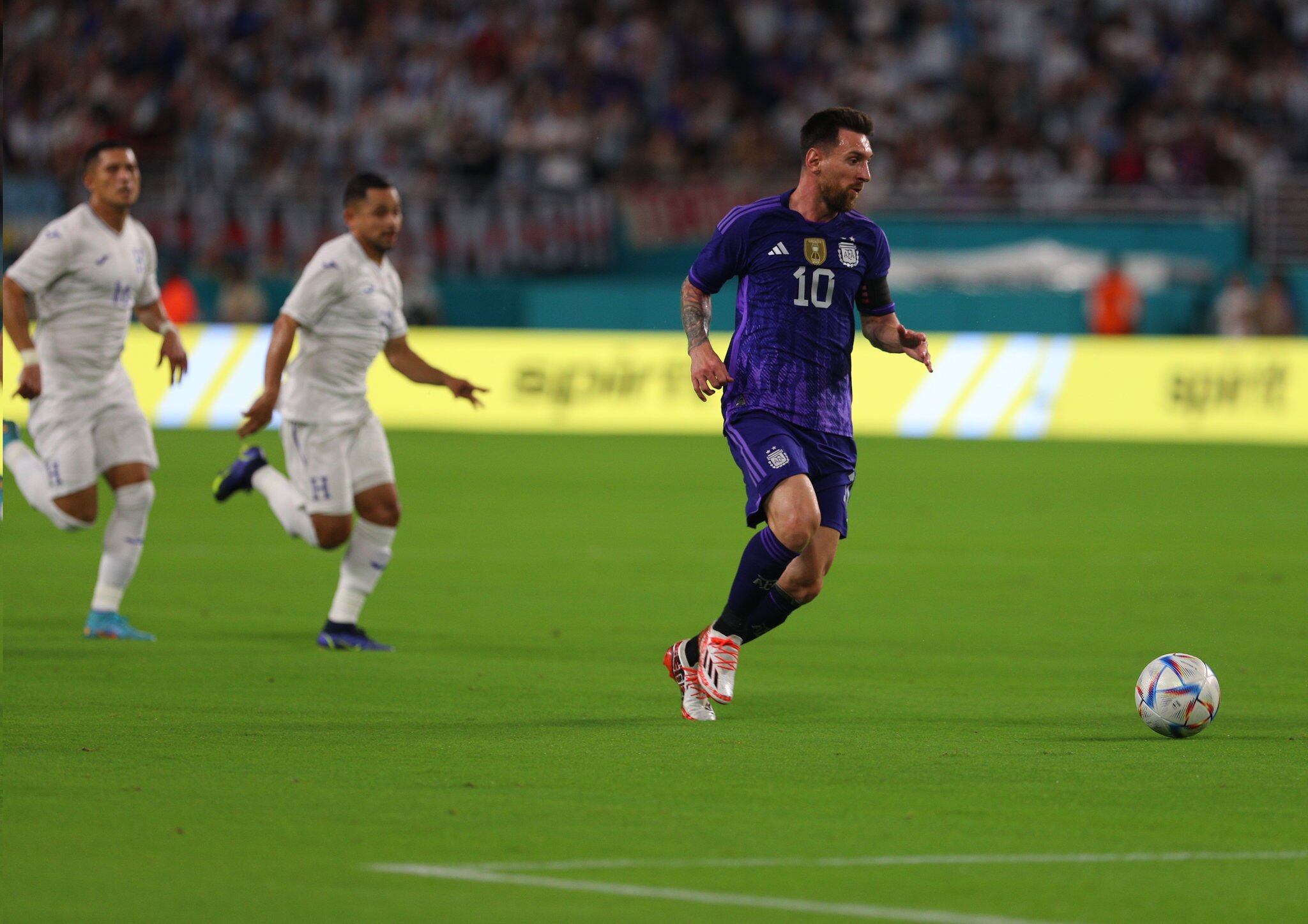 Lionel Messi le metió dos goles a Honduras.