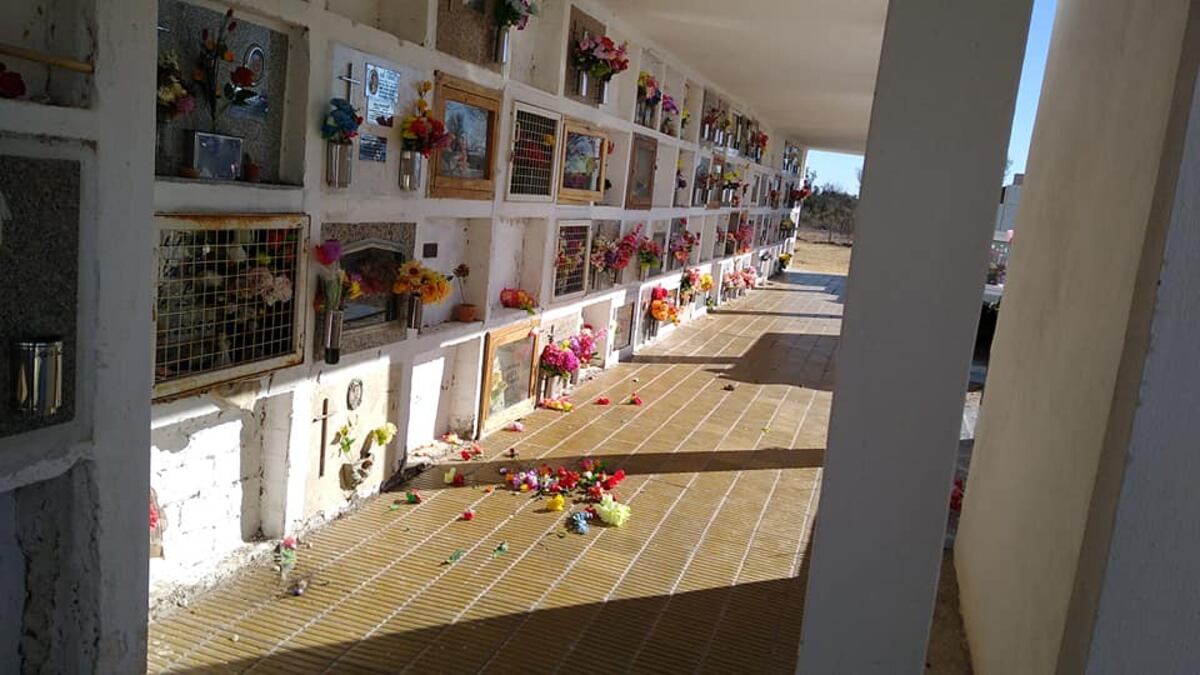 Vándalos provocaron destrozos en el cementerio de San Pedro del Atuel