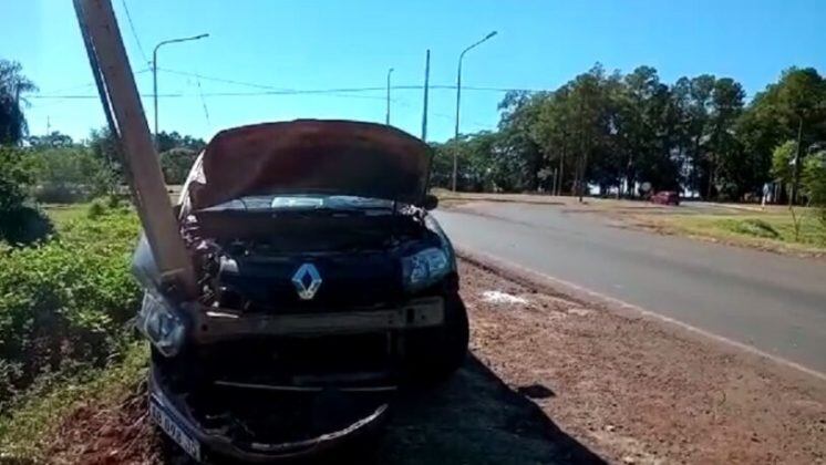 En estado de ebriedad, embistió un poste de luz en Posadas.