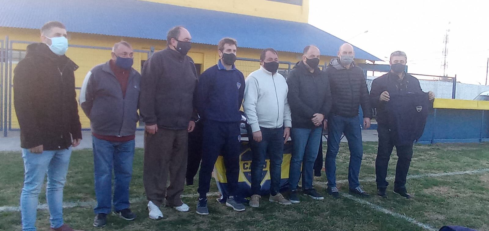 El Frente de Todos entregó indumentaria deportiva al Club Boca Juniors