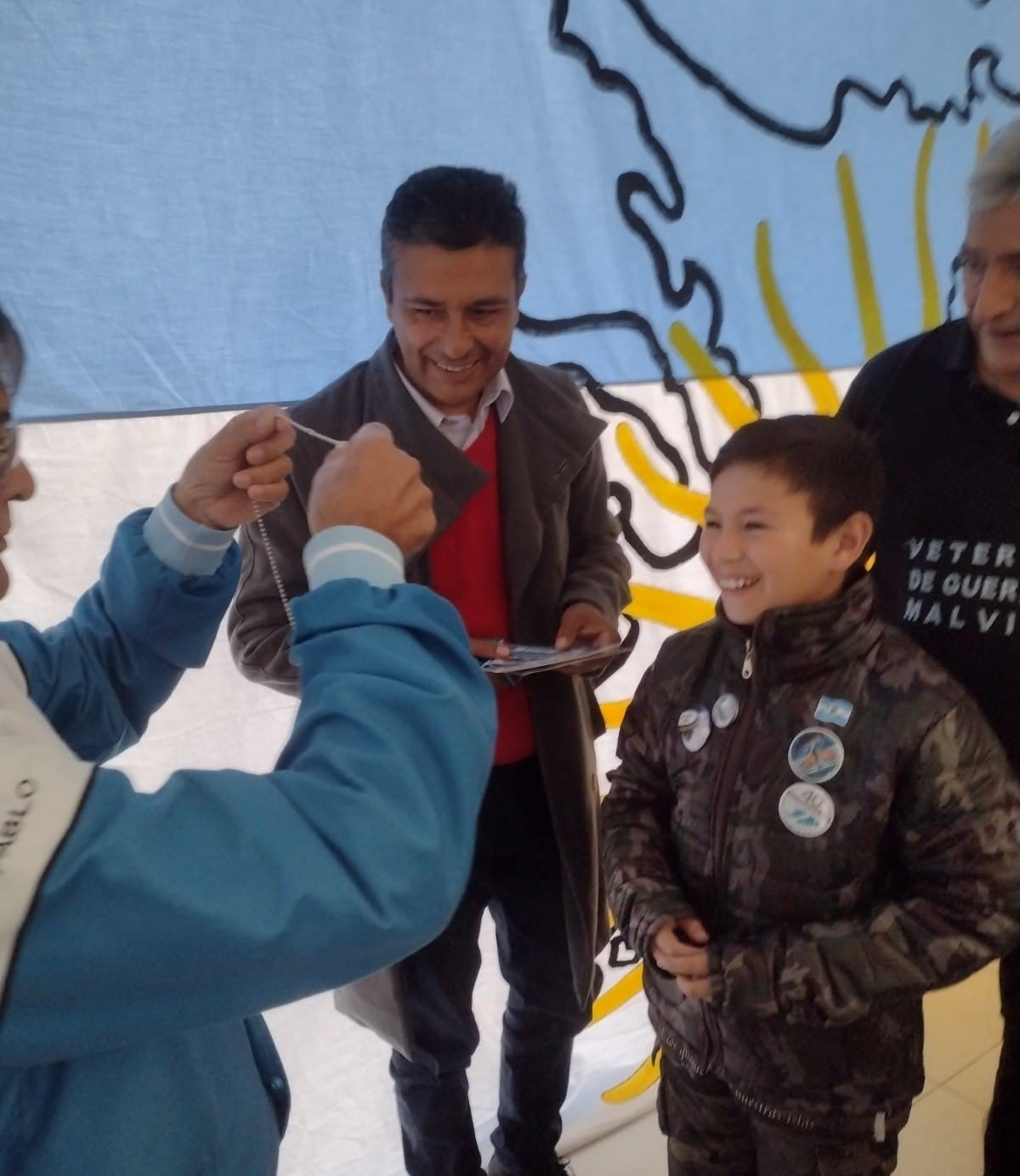 Veteranos de Guerra entregaron presentes al niño malvinero que se presentó durante el encuentro en San Luis. Él al igual que otros niños del país comparten la pasión por Malvinas.