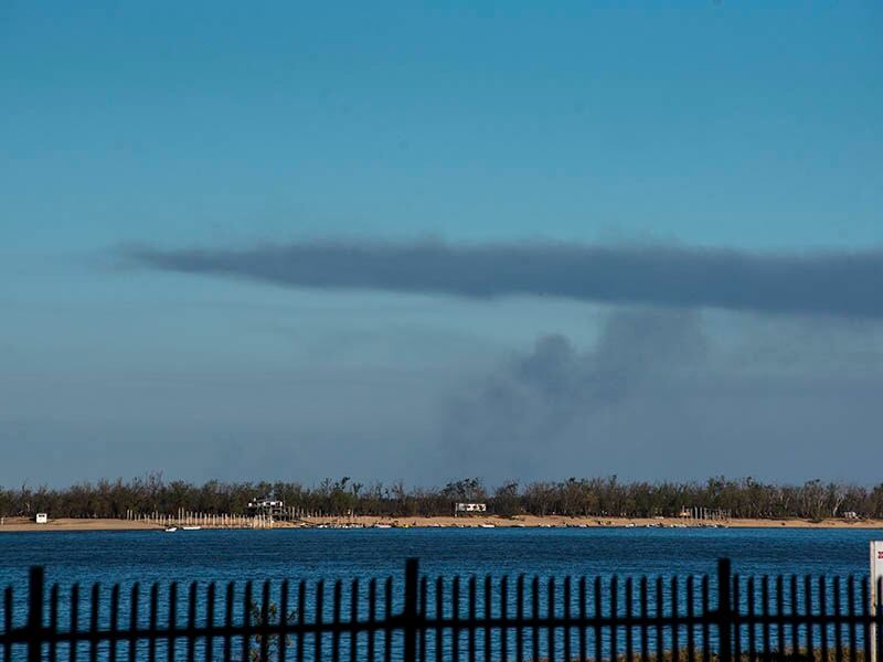 Sobre la costanera central de Rosario pudo verse el humo de incendios en las islas del Delta del Paraná.