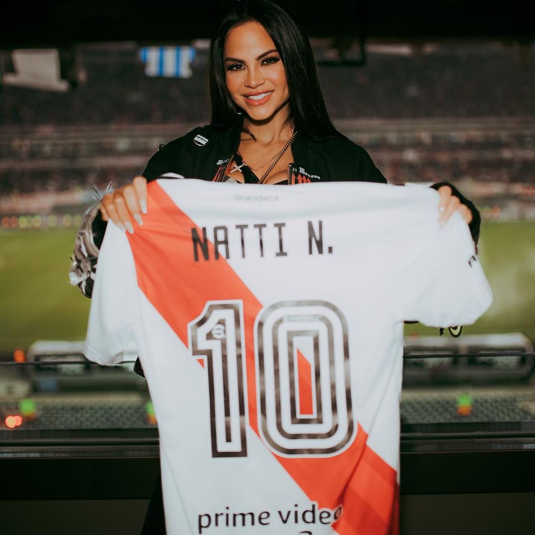 Natti Natasha posó con la camiseta de River.