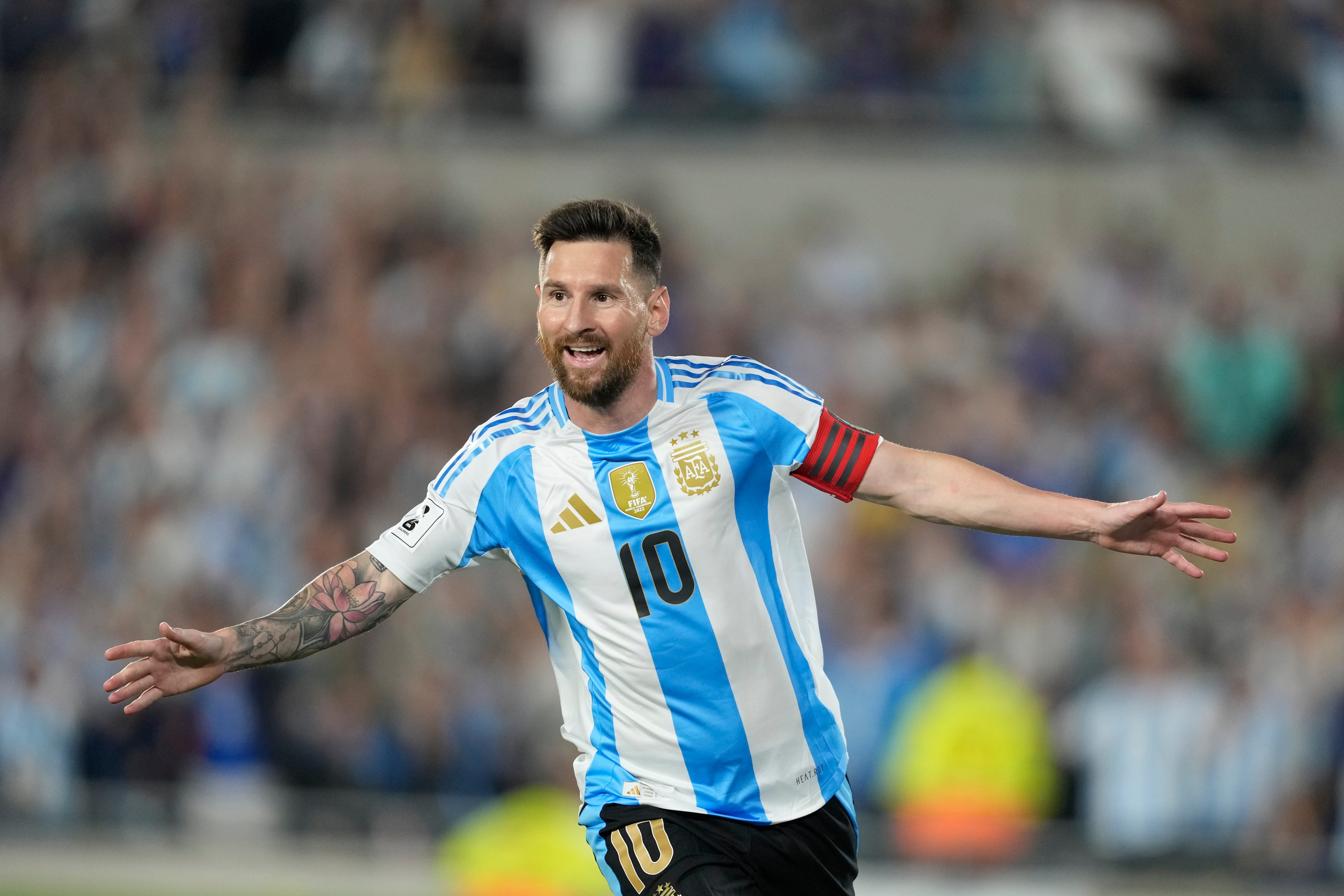 El capitán de Argentina, Lionel Messi, celebra tras convertir contra Bolivia por las eliminatorias para el Mundial 2026 en el estadio Monumental de Buenos Aires, Argentina, el martes 15 de octubre de 2024. (AP Foto/Natacha Pisarenko)