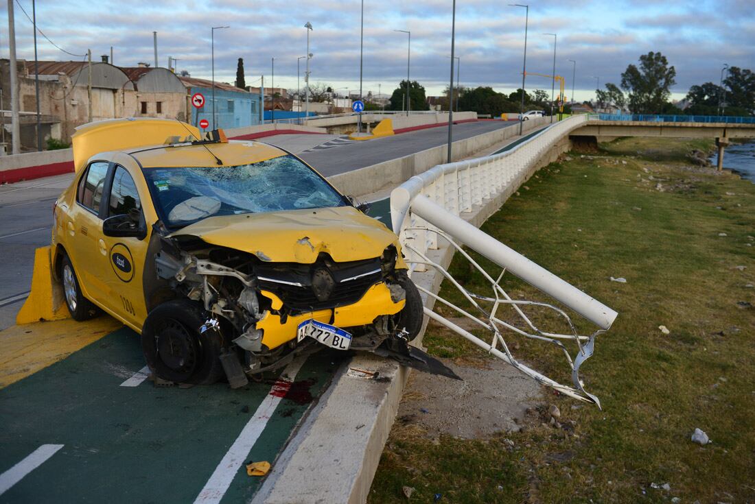 Un taxi y una moto chocaron esta madrugada en el puente Sargento Cabral de barrio San Vicente.
 (Nicolás Bravo / La Voz)