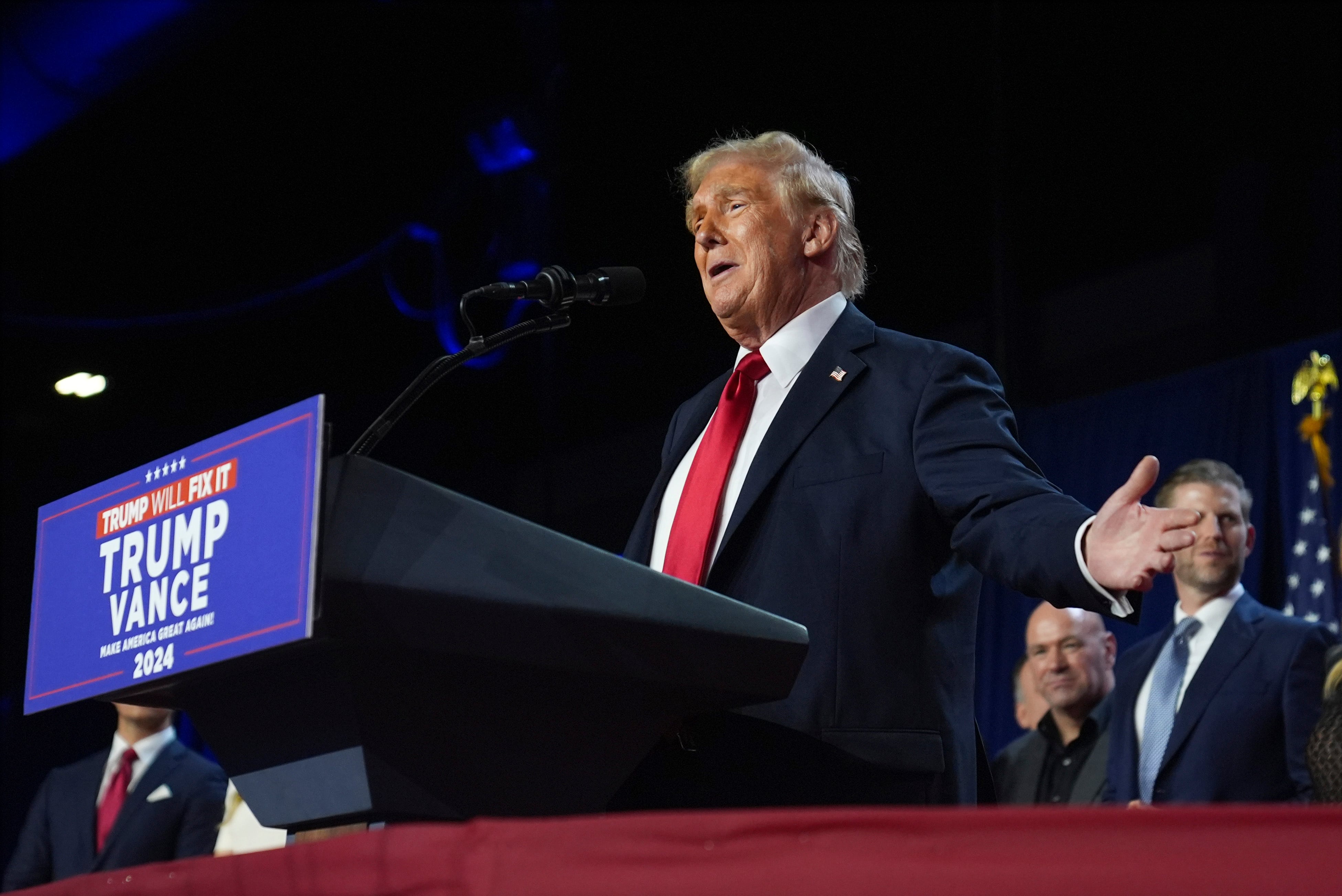 El candidato republicano a la presidencia, el expresidente Donald Trump, habla durante la fiesta para ver los resultados de las elecciones en el centro de convenciones de Palm Beach, el miércoles 6 de noviembre de 2024, en West Palm Beach, Florida. (AP Foto/Evan Vucci)