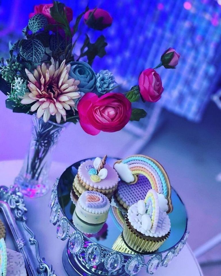 La decoración y los postres de la fiesta de la hija de Evangelina Anderson era de unicornios y arcoíris. 