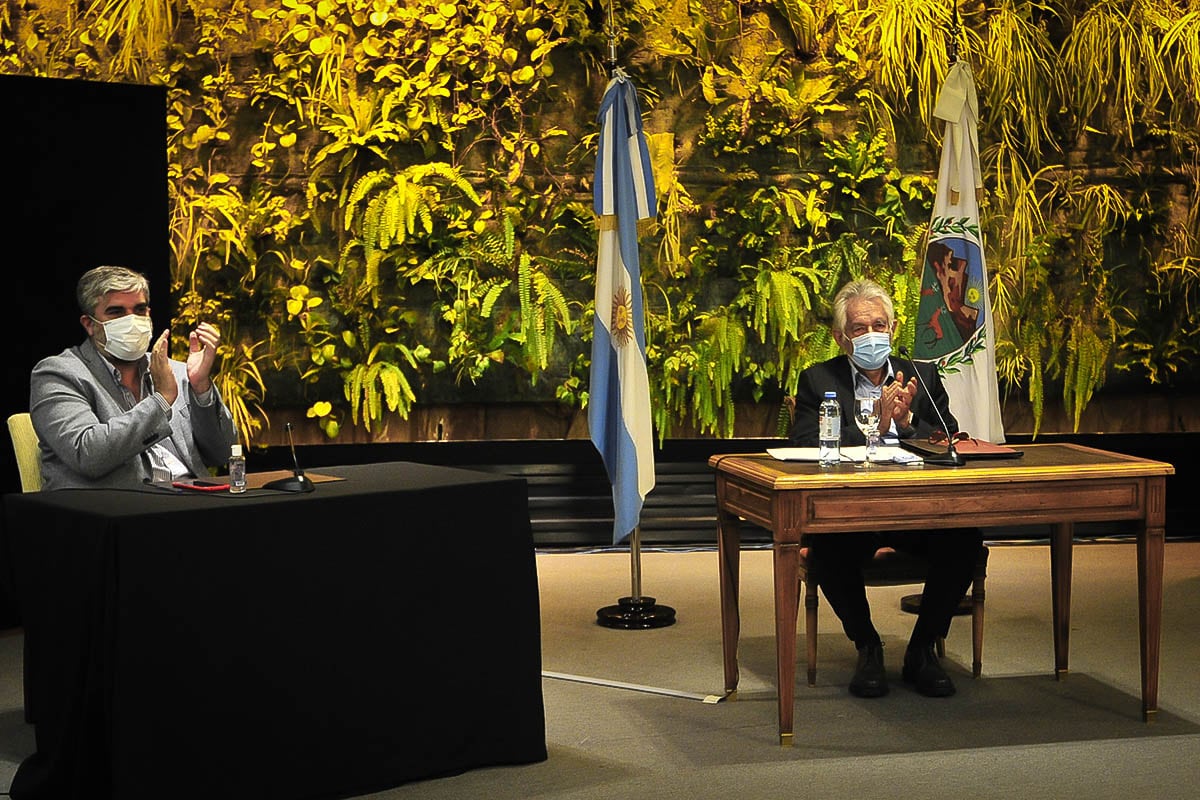 Alberto Rodríguez Saá celebrando el acuerdo de viviendas