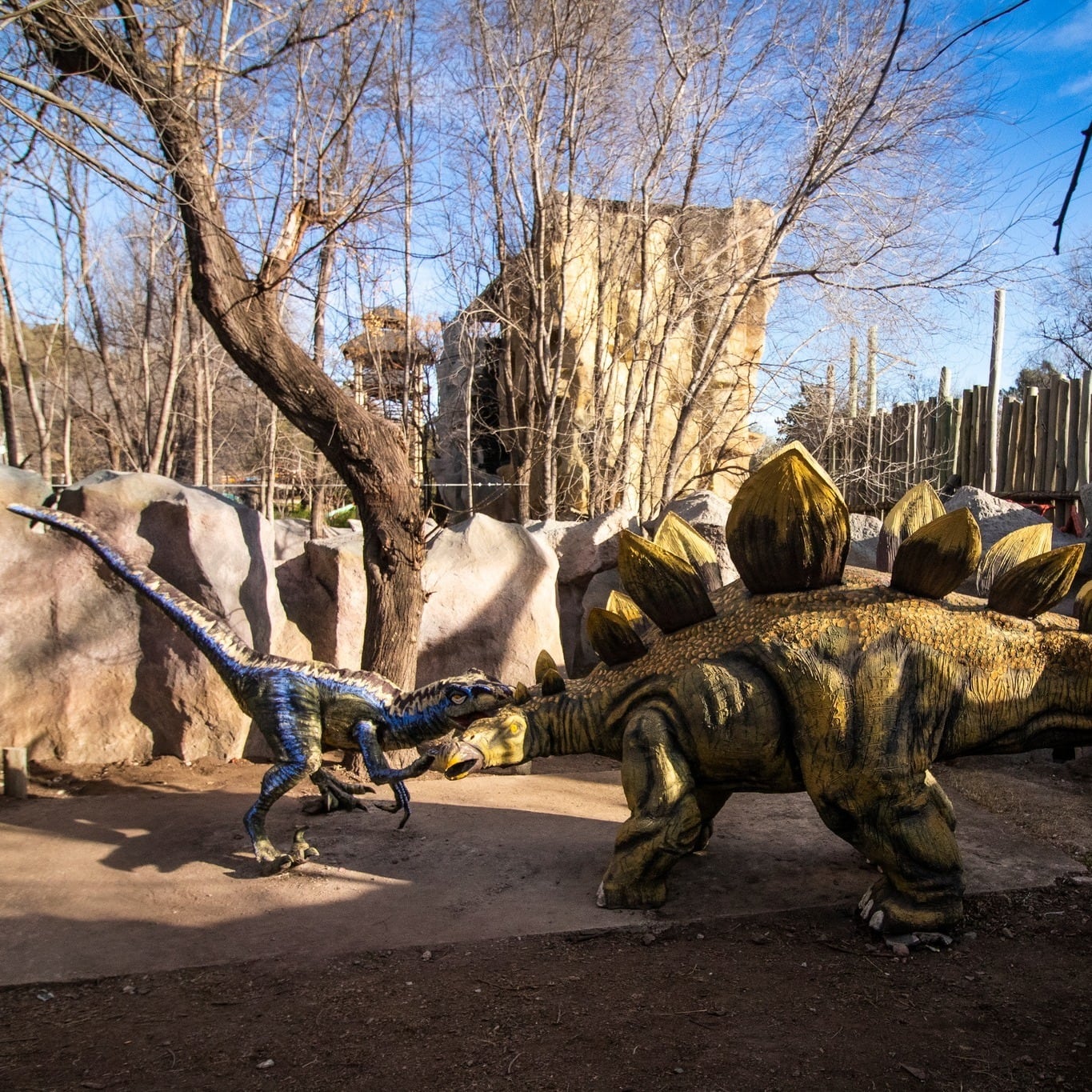 Algunos de los dinosaurios en el predio.