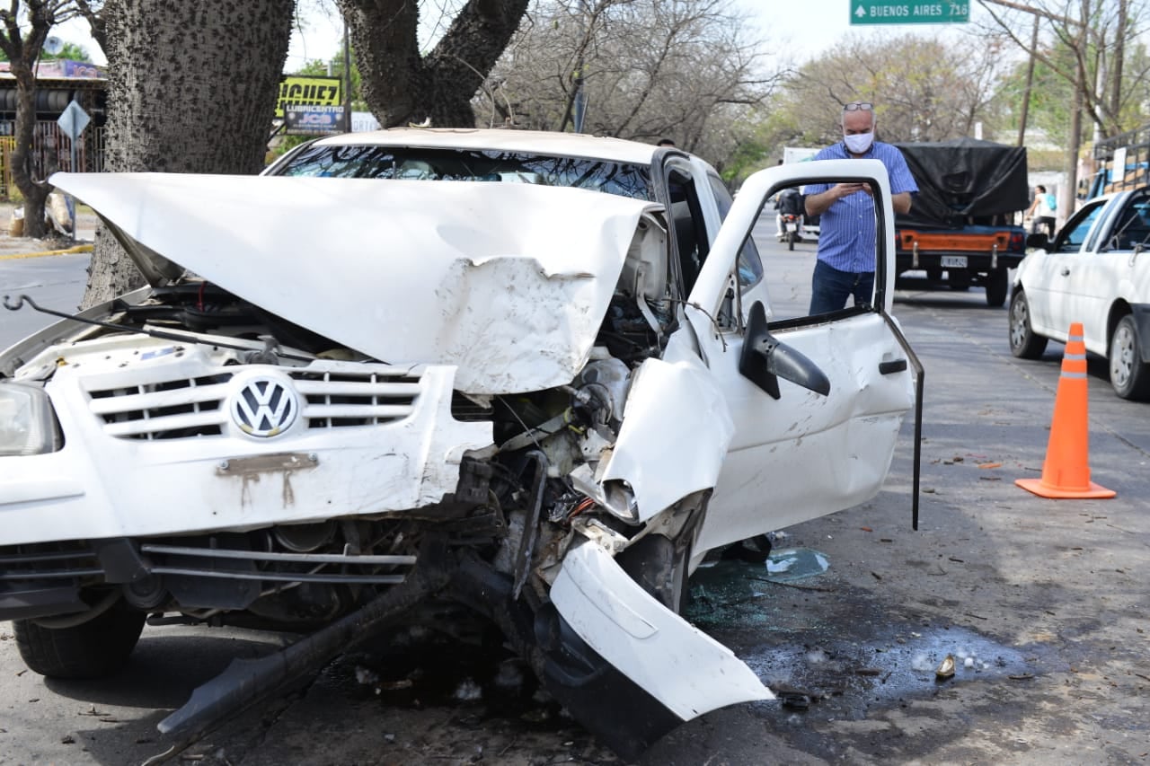 Así quedó el vehículo de la mujer luego de chocar contra el árbol.