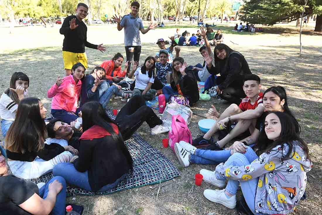 Los jovenes celebrando su día tomando mate entre amigos en el Parque General San Martín. José Gutiérrez/Los Andes
