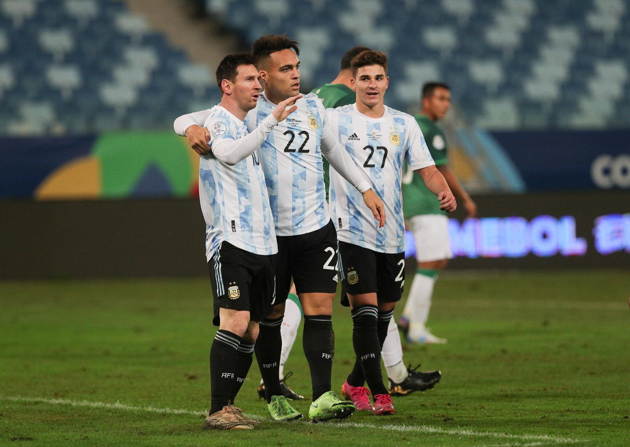 Una foto que seguramente Julián Álvarez guardará para siempre, festejando un gol con Messi, su ídolo, y Lautaro Martínez. (Prensa Argentina).