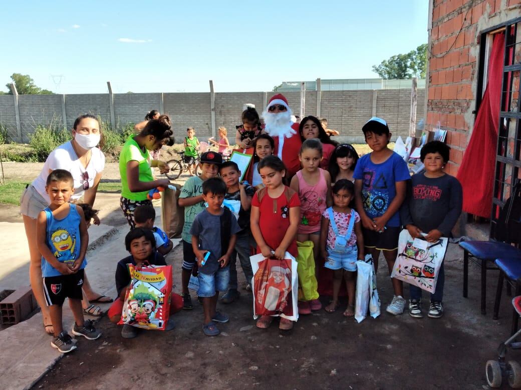 Entrega de juguetes en el Taller de alfabetización en el Barrio Jardín