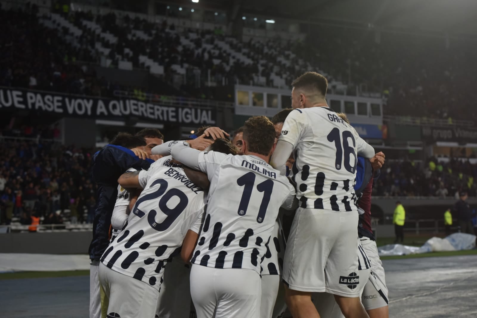 La celebración de Talleres, tras la victoria sobre Huracán, en el Kempes. (Facundo Luque / La Voz)