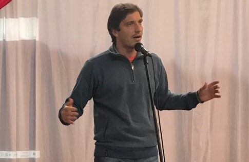 El presidente de la Juventud Radical de Jujuy, Adriano Morone, hablando en el plenario de Ledesma.