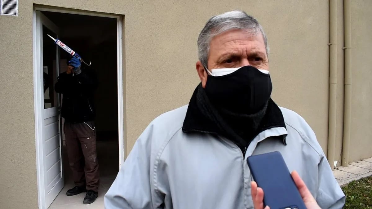 El vocal técnico del IVUJ, José Luis Paiquez, supervisó las reparaciones en el grupo de viviendas en Alto Comedero.