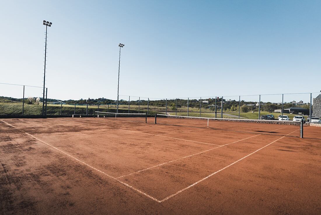 Canchas de tenis de polvo de ladrillo ilustrativa