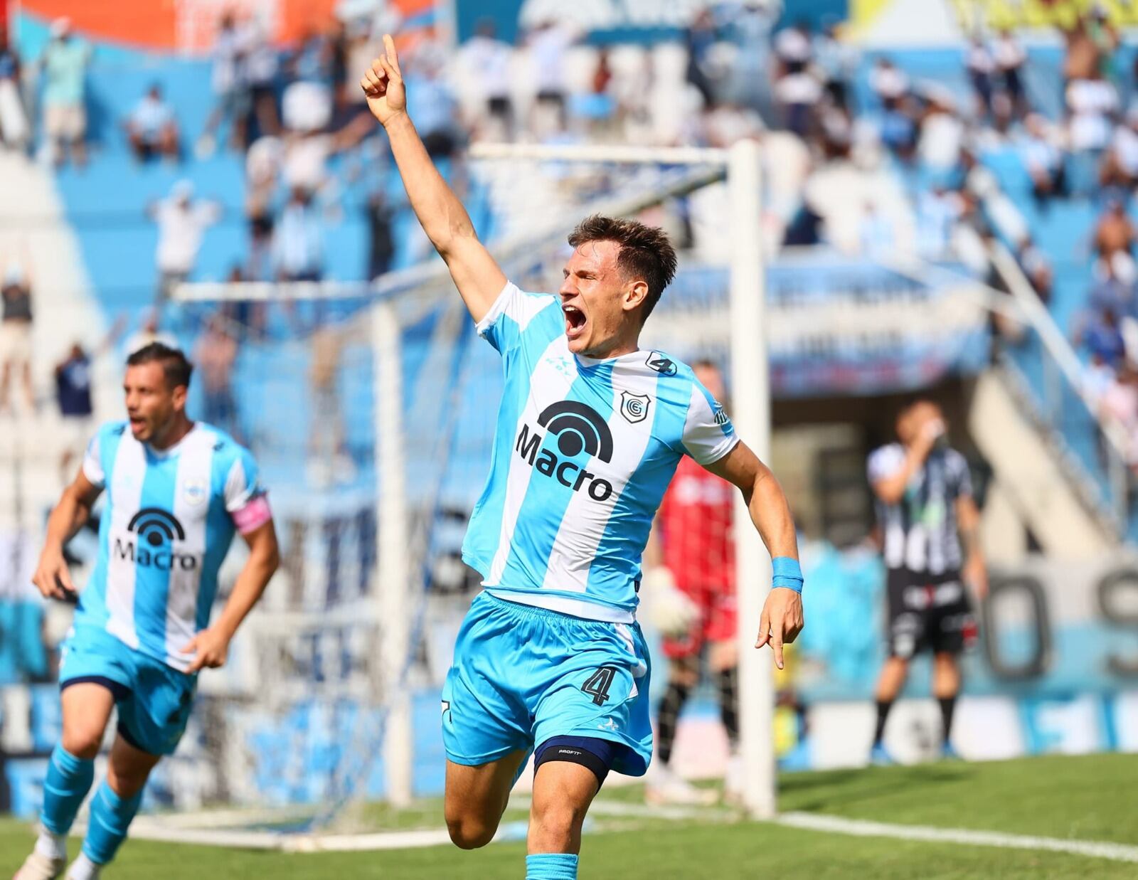 Bruno Pallazo festeja el gol que abrió el marcador en la calurosa tarde del Día de la Madre, en el estadio “23 de Agosto”.