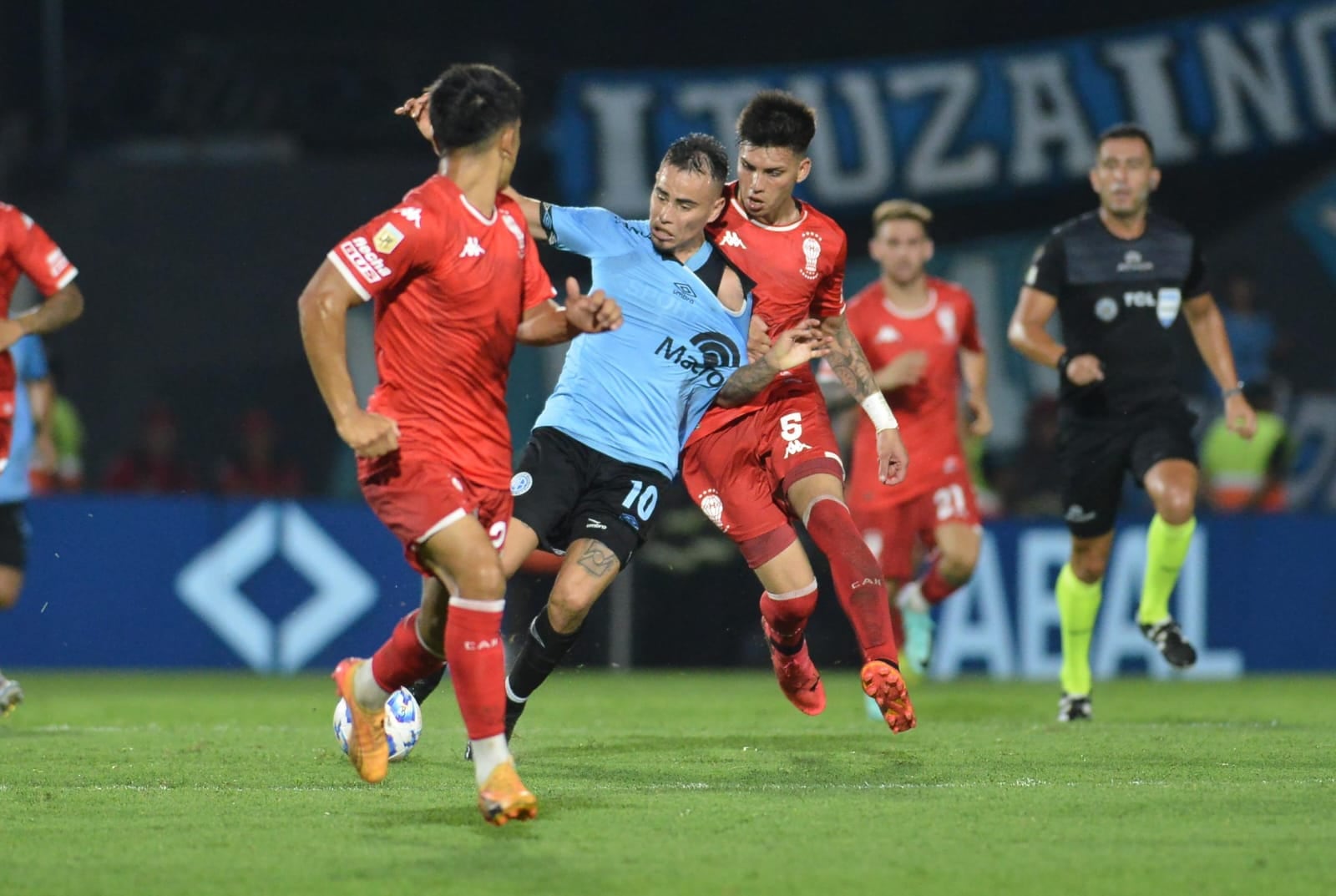 Belgrano enfrentó a Huracán por la primera fecha del Apertura de la Liga Profesional 2025. (Facundo Luque / La Voz)