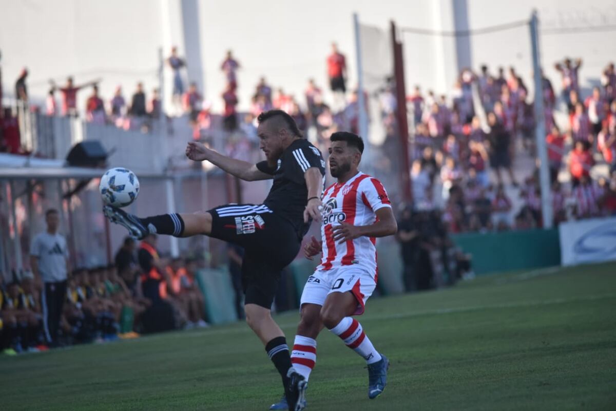 Instituto debutó con empate ante Riestra; jugó todo el segundo tiempo con uno menos