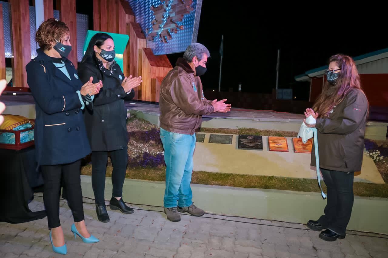 En el monumento de la Plazoleta “Veteranos de Malvinas”, se honró a los héroes, conmemorando su lucha en el campo de batalla.