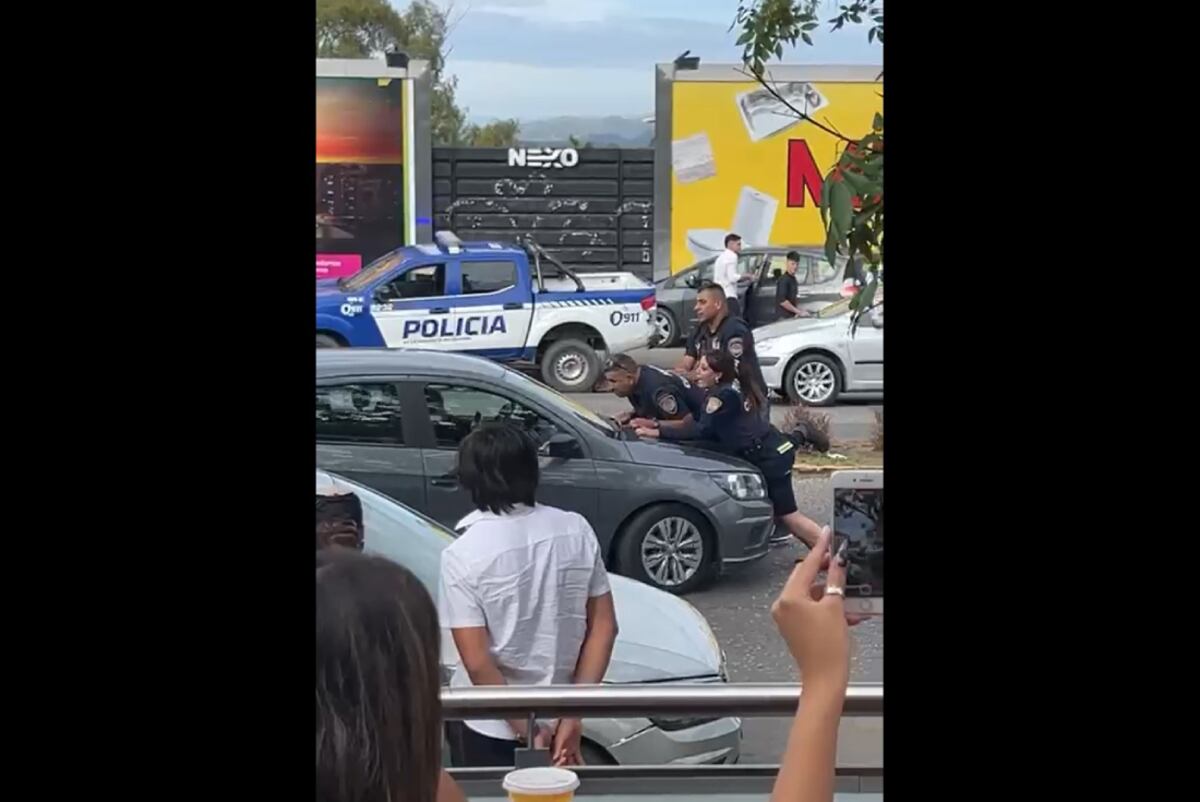 Videos: arrastraron a dos policías en un control en Córdoba y fueron detenidos