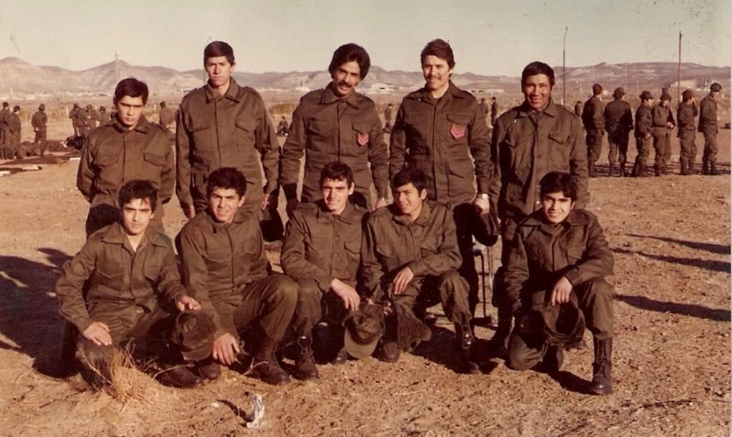 Roberto estuvo uno años más en el ejército y luego se dio de baja. Ahora vive en La Rioja, trabaja codo a codo con los veteranos y esta a punto de recibir a su nieto número 18.