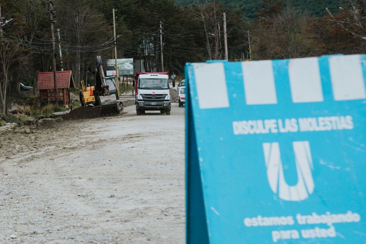 En Andorra iniciaron los trabajos de movimiento de suelo y construcción del cordón cuneta sobre la calle de acceso Lloncharich.