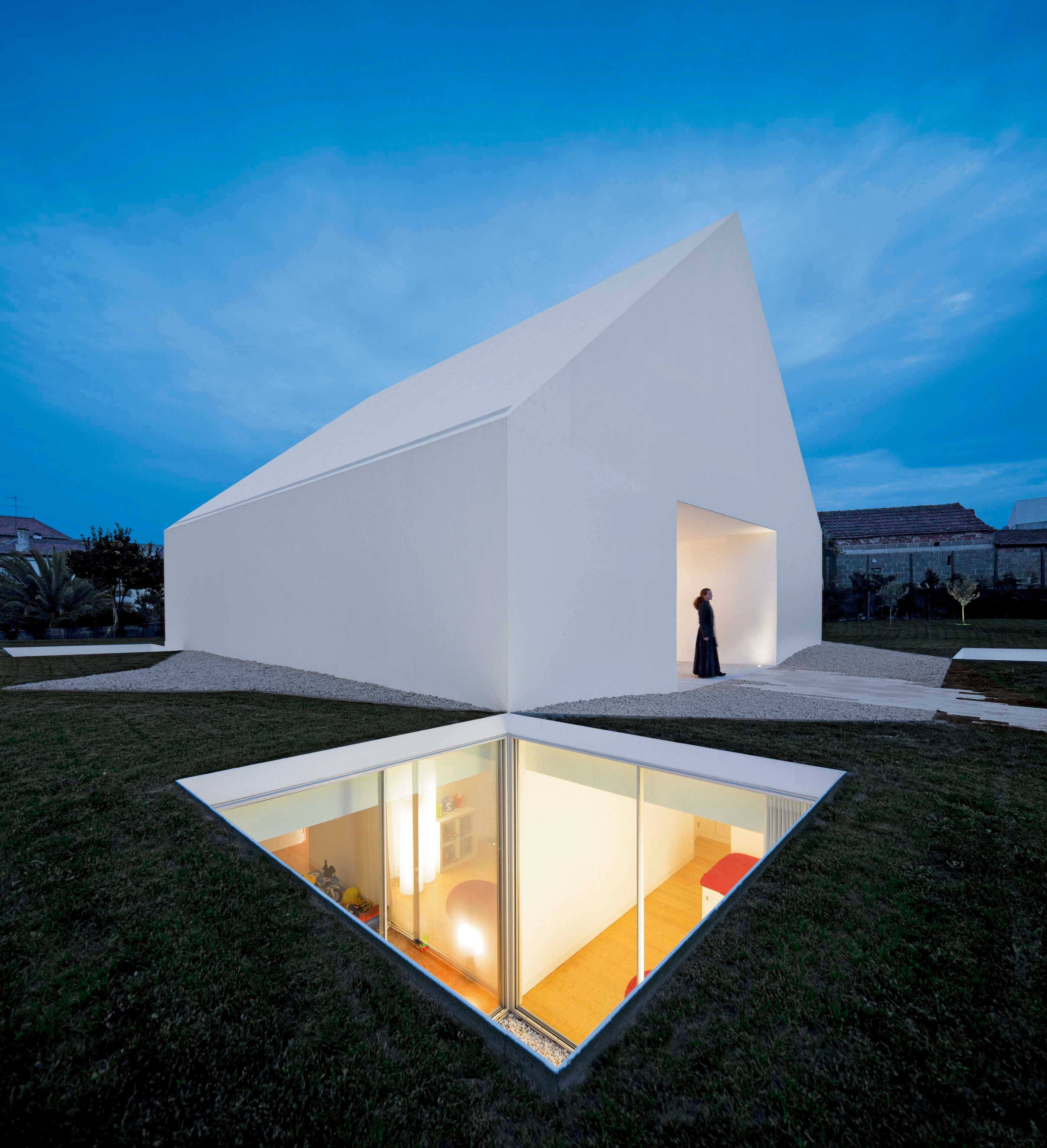 La “Casa capilla”, con ambientes subterráneos, fue diseñada por el portugués Manuel Aires Mateus. Living y comedor están alrededor de un vacío que recoge la luz desde arriba. Desde la construcción se contempla el castillo de la ciudad de Leiria, en Portugal.