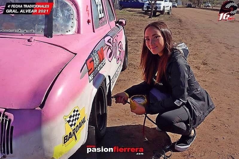 La piloto junto a uno de sus autos.