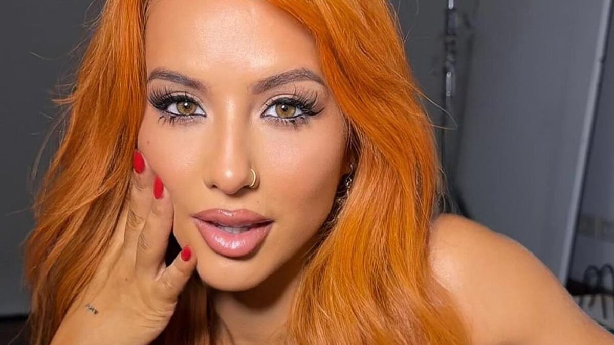 Brillos y ultra escote: Flor Vigna posó con un infartante vestido y dejó sin palabras a sus fans