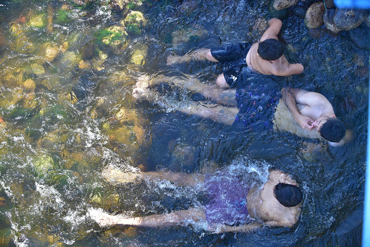 Calor en Córdoba gente bañandose en la Suquía frente a la isla de los patos ( Ramiro Pereyra / La Voz) 