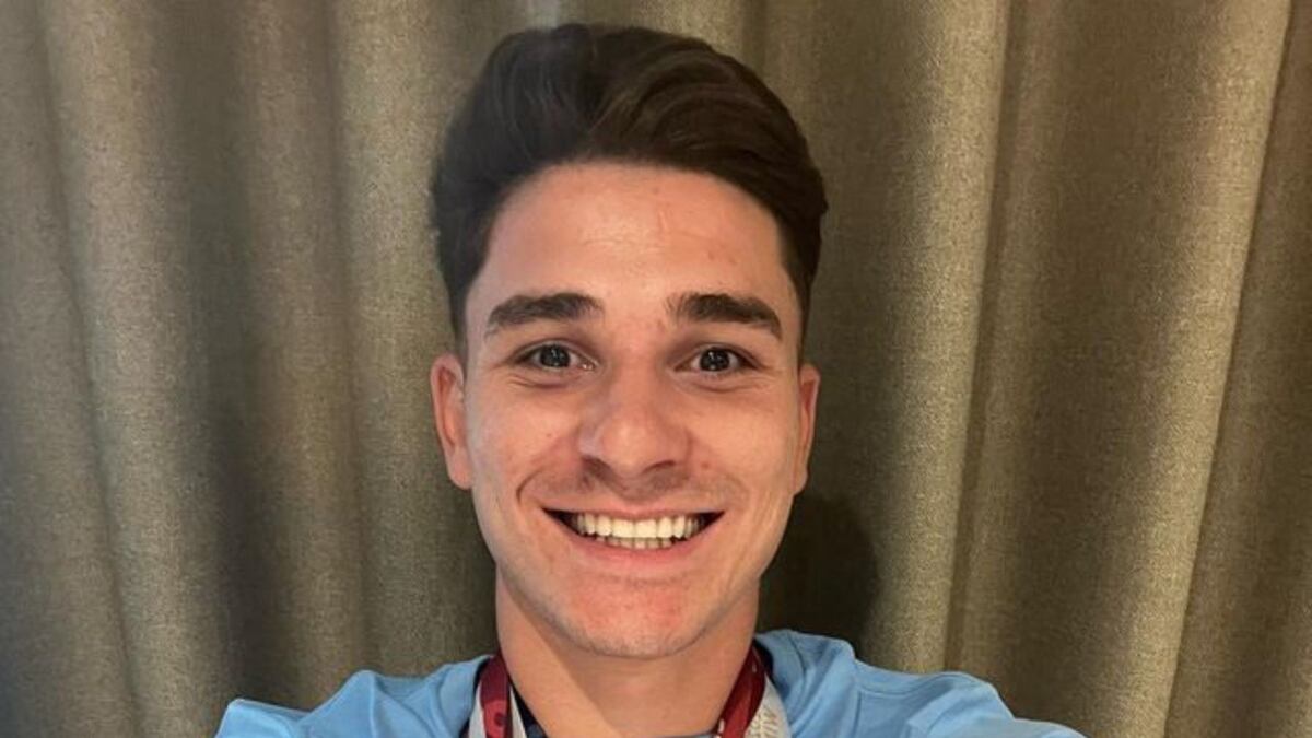 Julián Álvarez arribó al país y vistió un exclusivo conjunto de una marca italiana: cuáles es y cuánto sale