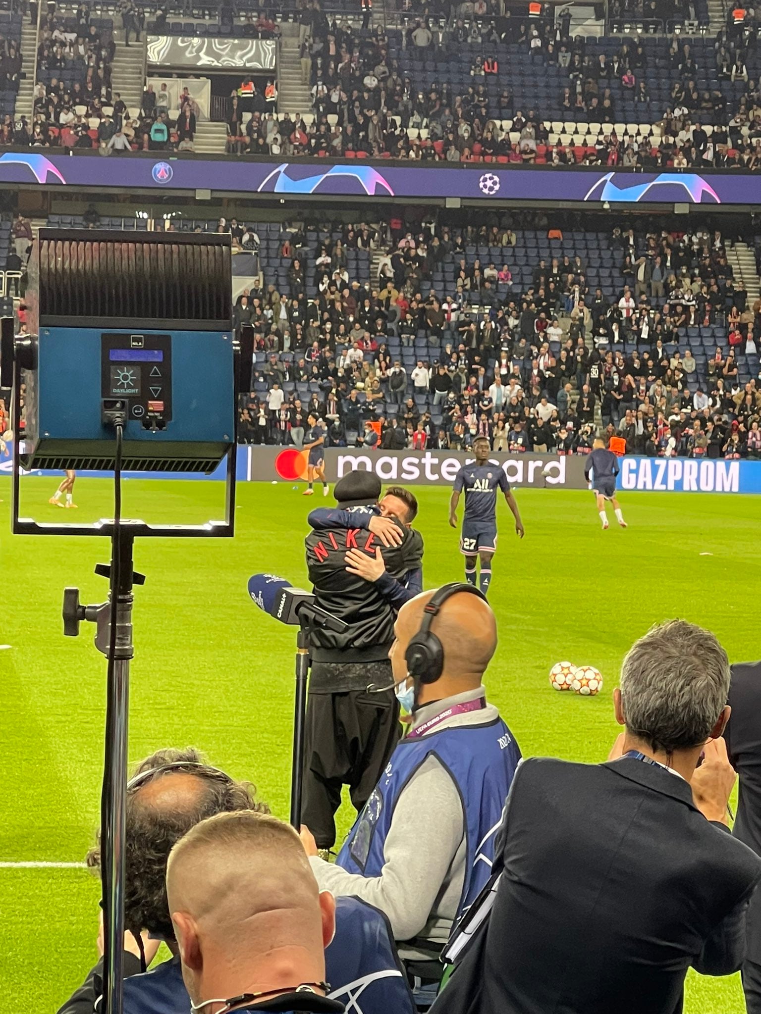 Ronaldinho estuvo con Neymar y Messi en el partido del PSG