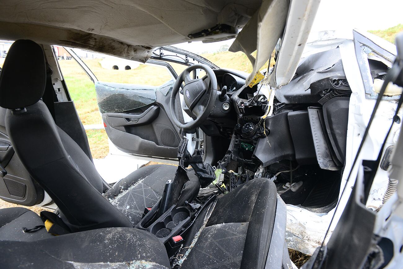 Accidente autopista Córdoba-Rosario. Tres agentes penitenciarios se estrellaron contra un poste, en la zona de Villa Posse.(José Gabriel Hernández / La Voz)