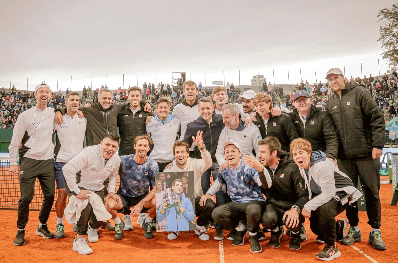 El bahiense Guido Pella recibió la ovación del público argentino en el BALTC, después del triunfo del dobles local en la Copa Davis. (Omar Rasjido / Prensa AAT)