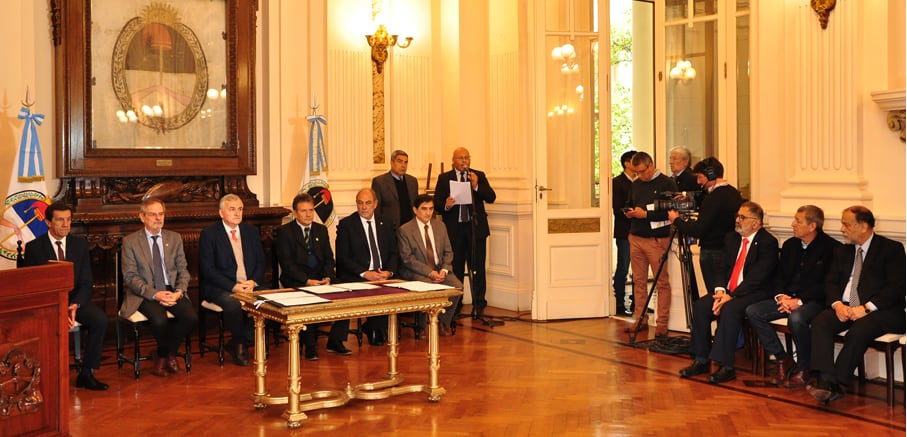 En un acto en el Salón de la Bandera se firmó el convenio académico-científico que establece el marco para encarar entre la UNT, la UNJu y el Gobierno de Jujuy el proceso que concluya en la creación de la carrera de Medicina en esta provincia.