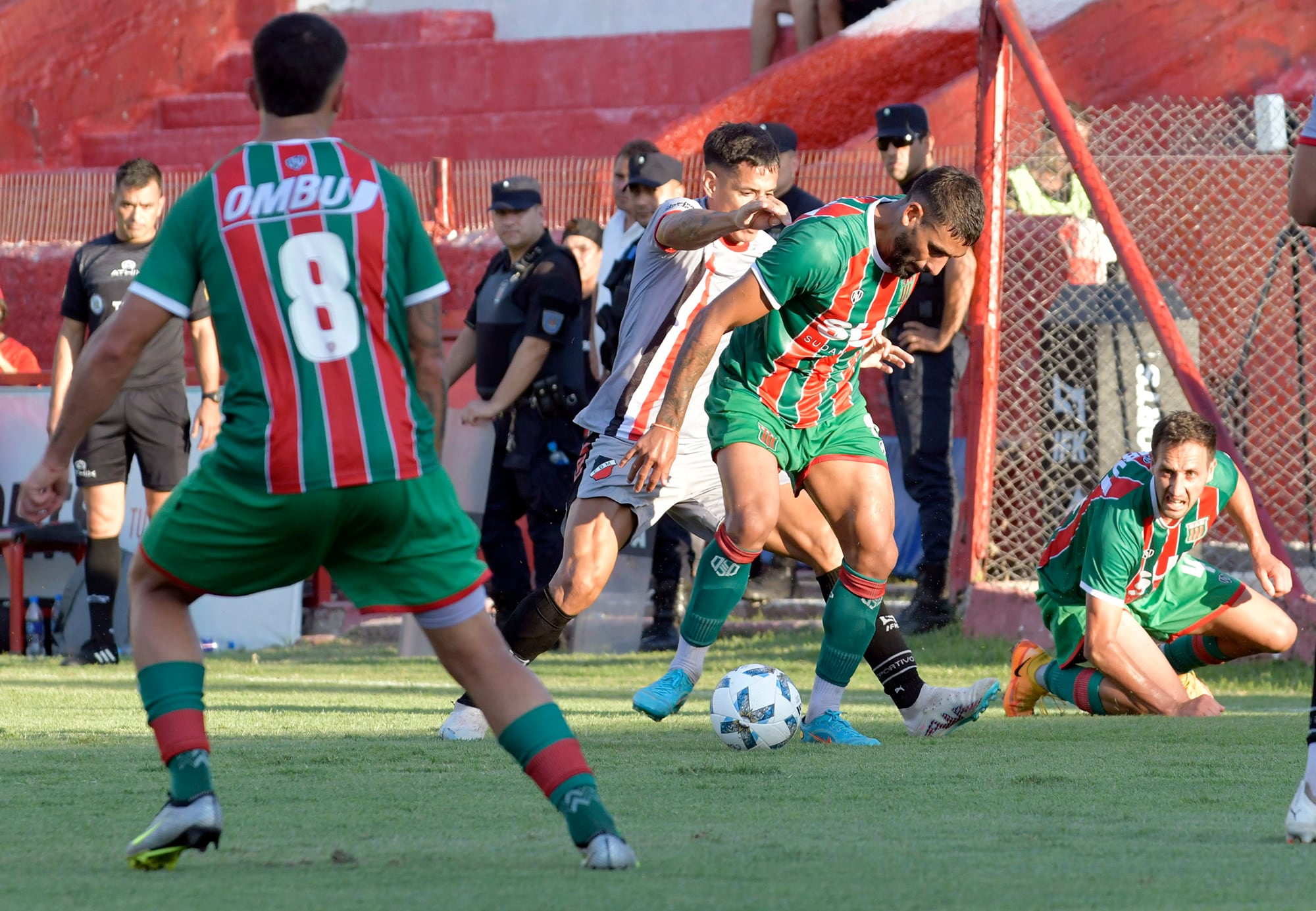 
Fútbol El Club Deportivo Maipú perdió frente al Club  Agropecuario, por la sexta fecha de la zona A de Primera Nacional

Foto: Orlando Pelichotti