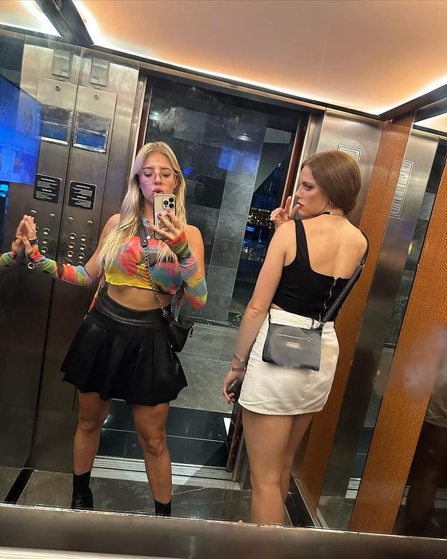 La comunicadora posó con sus mejores outifts frente el espejo de un elevador en México durante sus vacaciones / Foto: Instagram