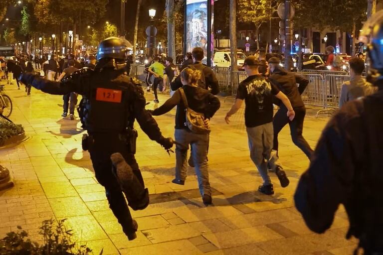 Disturbios en Francia. Foto: REUTERS/Nacho Doce.