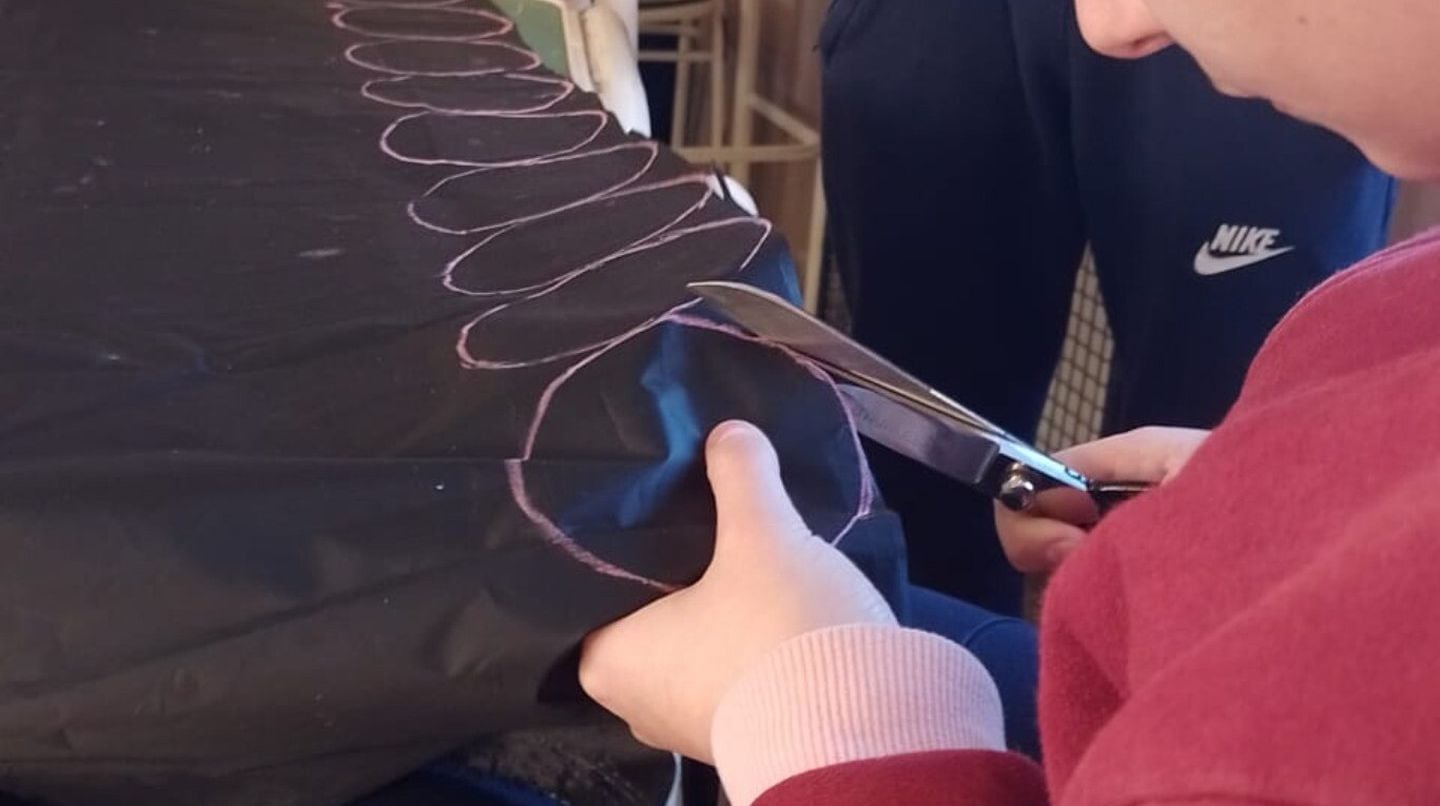 Un estudiante trabajando en la producción de la herramienta "antidrogas".