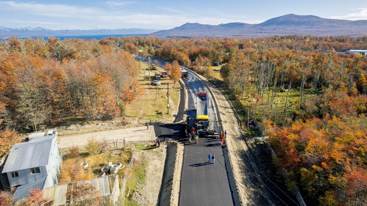 Reactivan la pavimentación de ruta provincial Nº1 Bajada del Lago Fagnano